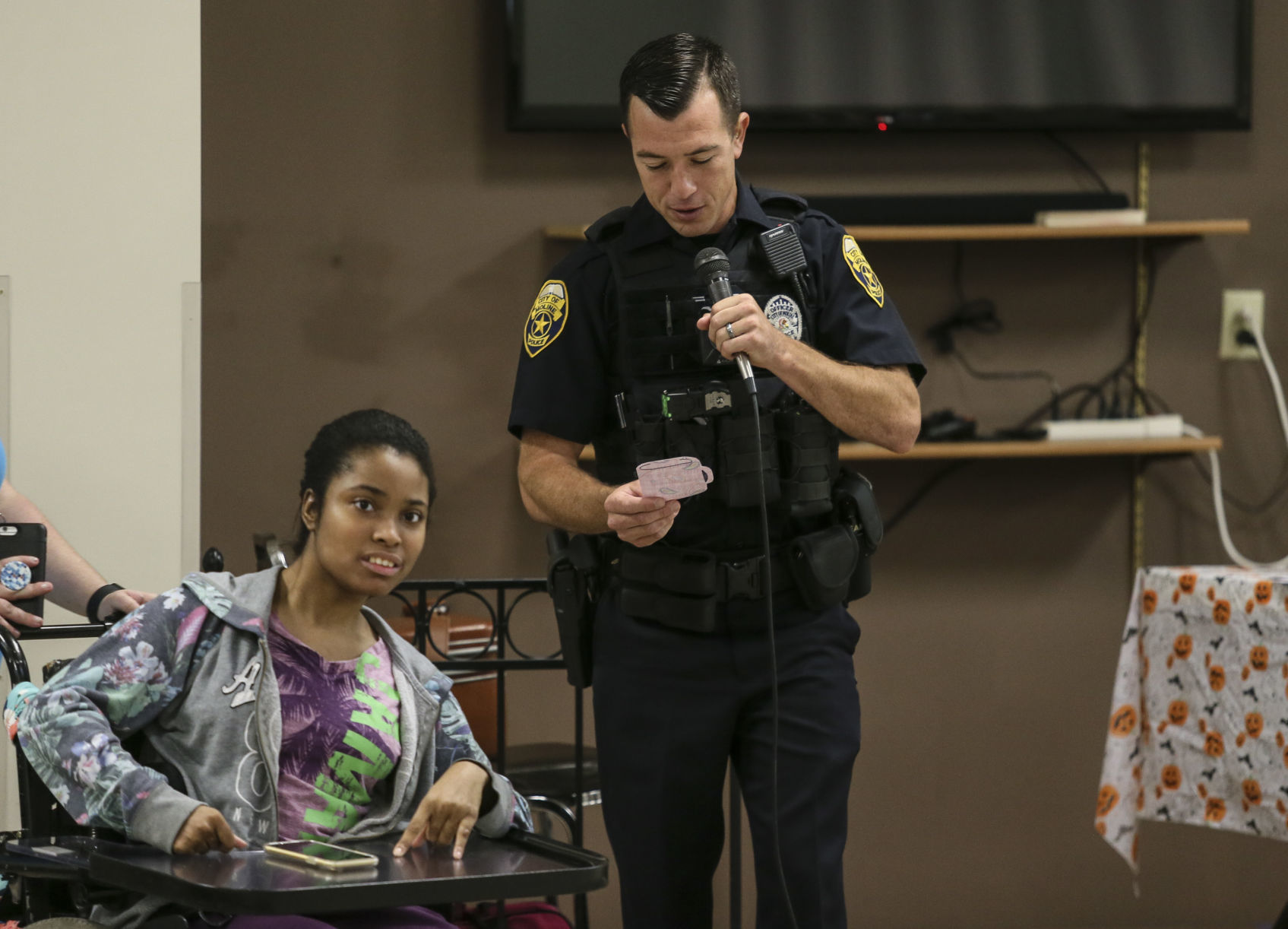 100219-mda-nws-copsocialmedia-06.jpg